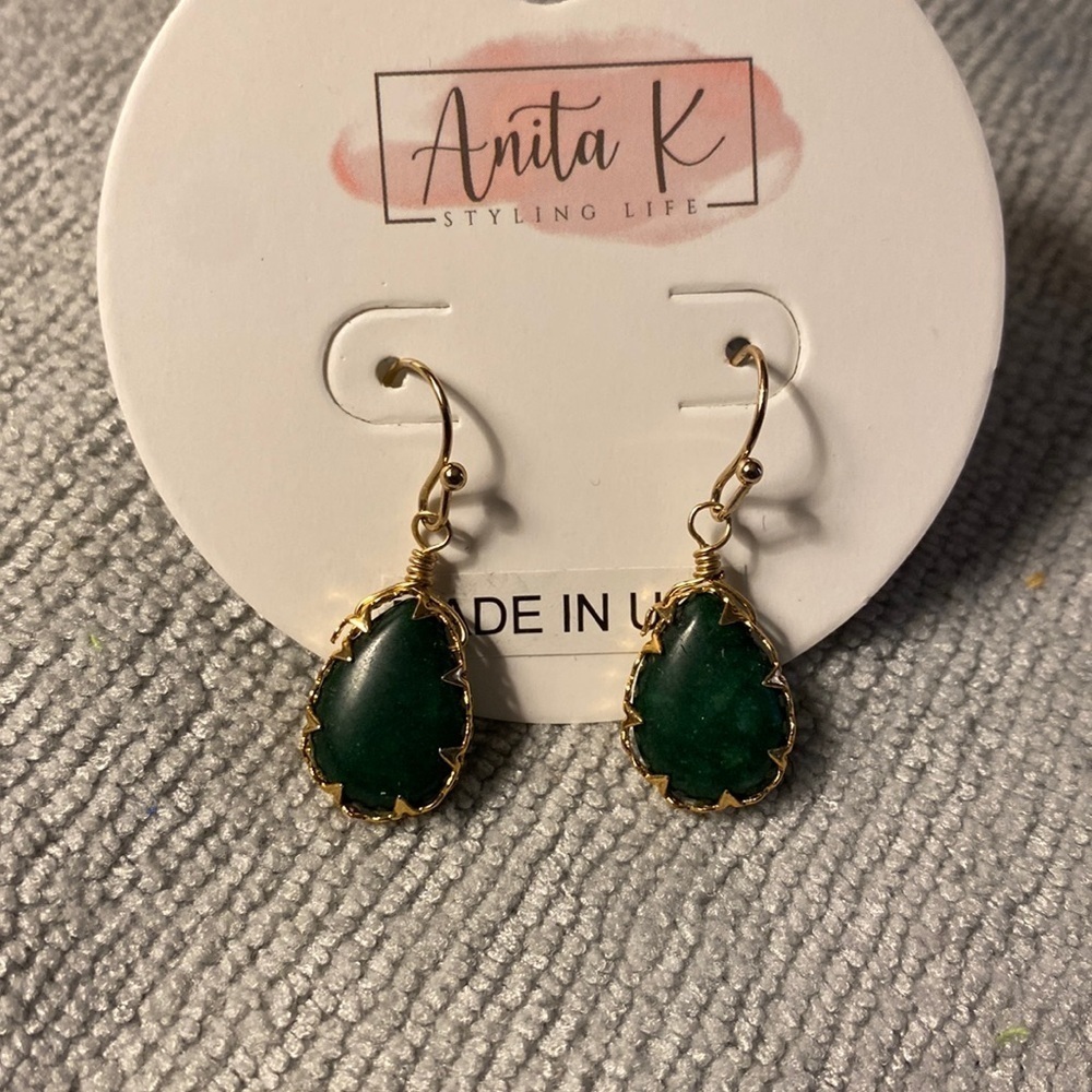 💫$10 add on. NWT Deep Green Drop Stone Delicate Earrings.